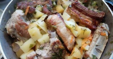 Казан с готовыми ребрами и овощами