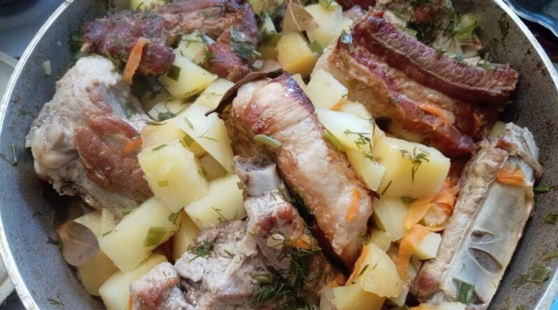 Казан с готовыми ребрами и овощами
