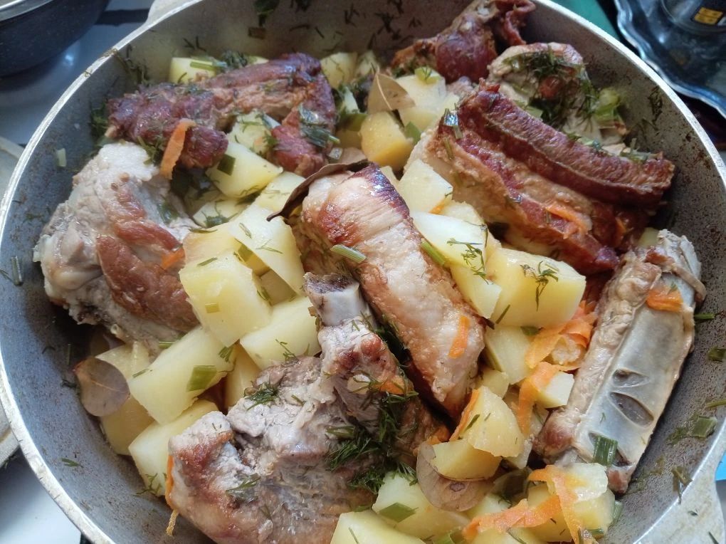 Свиные ребра с картофелем в казане по-домашнему